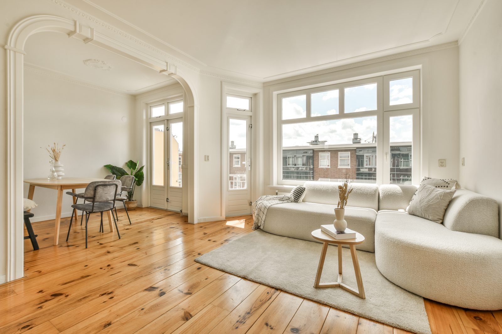 Salon lumineux après rénovation intérieure, parquet en chêne et moulures d'origine conservées