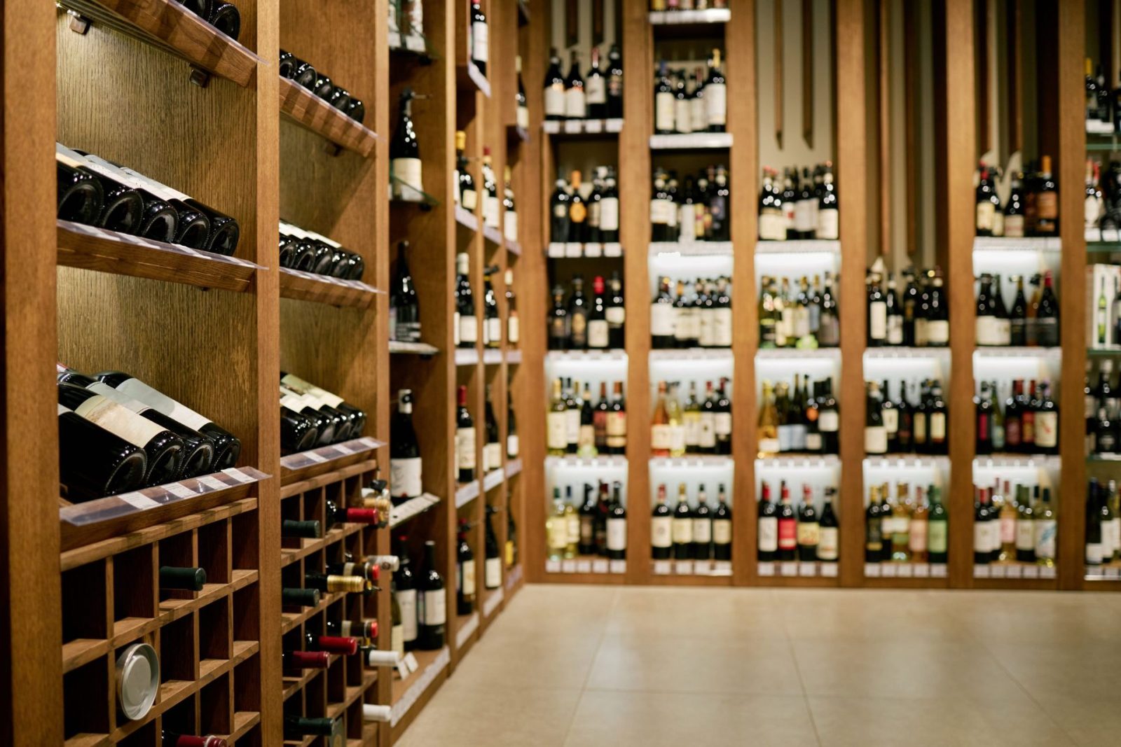 Cave à vin sur mesure avec étagères en bois massif garnies de bouteilles
